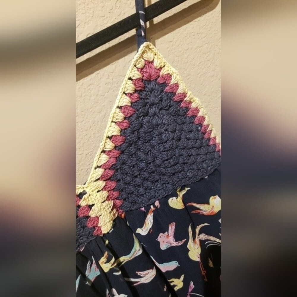 Chelsea & Violet Fllowy Bird Crochet Top Size Small - Picture 3 of 7
